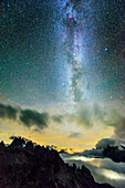 Sternenhimmel mit Milchstraße über Cadinigruppe, Rifugio Auronzo, Dolomiten, UNESCO Weltnaturerbe Dolomiten, Südtirol, Italien