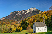 Kapelle Zum Heiligen Kreuz mit Herbstwald und Heuberg, Inntal, Chiemgau, Chiemgauer Alpen, Oberbayern, Bayern, Deutschland