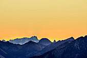 Zugspitze, Risserkogel und Plankenstein nach Sonnenuntergang, Blick von der Hochries, Hochries, Chiemgau, Chiemgauer Alpen, Oberbayern, Bayern, Deutschland