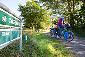 Mutter und Sohn beim Fahrrad fahren, Fahrradtour, Familie, dänische Ostseeinsel, Ostsee, MR, Insel Bornholm, bei Olsker, Dänemark, Europa