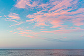 Meer und Wolken im Abendlicht, Abendstimmung, Sonnenuntergang, dänische Ostseeinsel, Ostsee, Insel Bornholm, bei Gudhjem, Dänemark, Europa