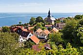 Blick über den Ort auf die Kirche und das Meer, Küste, dänische Ostseeinsel, Ostsee, Insel Bornholm, Gudhjem, Dänemark, Europa