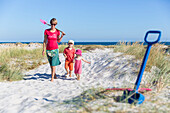 Junge Familie, Mutter und zwei Kinder beim Wandern am Traumstrand und auf den Dünen von Dueodde, feiner weisser Sand, Sommer, dänische Ostseeinsel, Ostsee, Insel Bornholm, Dueodde, Dänemark, Europa, MR