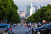 Avenue des Champs-Elysées, Blick vom Arc de Triomphe auf La Défense, Paris, Frankreich