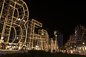 Schriftzug Berlin mit Weihnachtsbeleuchtung auf dem Kurfürstendamm Berlin. Gedächtniskirche im Hintergrund, Berlin, Deutschland 2015
