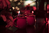 Auf einem Weihnachtsmarkt zündet der Barkeeper Zucker auf einer Tasse Feuerzangenbowle an, Berlin, Deutschland 2015