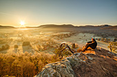 Ein Wanderer genießt den Ausblick auf dem Wachtfelsen, Obersteinbach, Frankreich