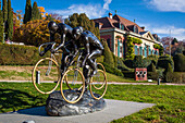 sculpture mettant en scene des cyclistes dans le jardin du musee olympique, lausanne, canton de vaud, suisse