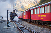locomotive a vapeur manoeuvrant dans un nuage de vapeur dans la petite gare de gletsch, train a vapeur de la furka, village a proximite de la source du rhone, gletsch, canton du valais, suisse
