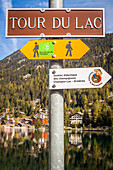 panneau indiquant aux randonneurs le parcours faisant le tour du lac de champex, champex, canton du valais, suisse