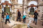touristes parcourant le sommet de la tour de pise, piazza del duomo, site inscrit sur la liste du patrimoine mondial de l'unesco, pise, toscane, italie, union europeenne