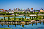 the grand parterre flowerbed, french-style gardens, chateau de fontainebleau national museum, palace and residence of the kings of france from francis i to napoleon iii, fontainebleau, (77) seine et marne, ile de france, france