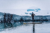 Mann beim Stand Up Paddling, Gletschersee Jökulsarlon am Vatnajökull, Island