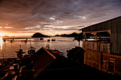 Hafen bei Sonnenuntergang, Labuan Bajo, Insel Flores, Ost-Nusa Tenggara, Indonesien