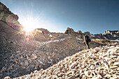 Wanderer blickt in Richtung des Aufstiegs des voderen Drachenkop, Berg, Mieminger Kette, Zugspitze Region, Sonne, Alpen, Tirol, Österreich