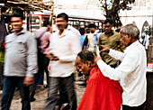 Street barber at work, Mumbai, India, South Asia
