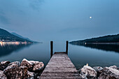 Steg am Ufer, Salo, Gardasee, Alpen, Lombardei, Italien