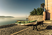 Boot am Ufer von Gargnano, Gardasee, Lombardei, Alpen, Italien