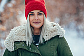 Porträt einer selbstbewussten jungen Frau, die im Winter im Freien steht