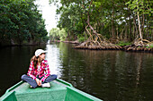 13 jähriges Mädchen auf Bootsfahrt in den Mangroven, Caroni Sümpfe, Trinidad, West Indies, Karibik, Südamerika