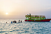 Touristenboot, Bootsfahrt bei Sonnenuntergang, Sundowner, Tobago, West Indies, Karibik, Südamerika