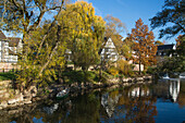Neumühle Romantik Hotel am Fluss Fränkische Saale und Bäume mit buntem Herbstlaub, Wartmannsroth Neumühle, Rhön, Bayern, Deutschland