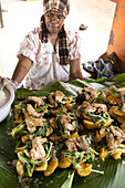 Gegrilltes Huhn mit gedünstetem Gemüse auf dem Markt in Port Vila