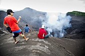 Am Kraterrand des aktiven Vulkan Yasur auf der Insel Tanna