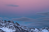 Farbenspiel am Himmel zum Alpenglühen mit Schleierbewölkung vor Bergpanorama, Oberstdorf, Oberallgäu, Deutschland