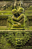Balinesischer Tempel Figuren und Affenstatuen aus Stein im Stadttempel von Ubut, Bali, Indonesien