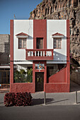 rotes Wohnhaus am Strand von Playa Santiago, La Gomera, Kanarische Inseln, Kanaren, Spanien