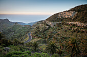 romantische Straße führt durch bergiges Hinterland im Nationalpark Parque Nacional de Garajonay, La Gomera, Kanarische Inseln, Kanaren, Spanien