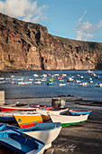 bunte Fischerboote am Hafen bei Schweinbucht Playa de las Vueltas, Valle Gran Rey, La Gomera, Kanarische Inseln, Kanaren, Spanien