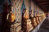 Korridor mit zahlreichen goldenen Buddha Statuen, Tempel Wat Pho, Bangkok, Thailand, Südost Asien