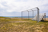 Spielfeld, Baseballplatz mit Schutzzaun für die Tribüne der Zuschauer direkt am Nord Atlantischen Ozean, Pleasant Bay, Nova Scotia, Canada