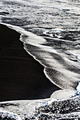 Weisse Wellen auf dem Strand aus Vulkangestein, Puerto de la Cruz, Teneriffa, Kanarische Inseln, Spanien