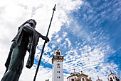 Plaza von Candelaria, einer der neun Fürsten der Guanchen vor der Basilika, in der Kirche wird die Schwarze Madonna verehrt, Candelaria, Teneriffa, Kanaren, Spanien