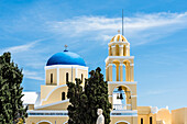 Glockenturm und Kuppel der im traditionellen weiß blauen Stil erbauten Kirche von St. George Kirche, Ekklisia Agios Georgios, Oia, Kykladen, Santorini Griechenland