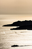 Die Fähre zwischen den Kykladen Inseln im Sonnenuntergangslicht vor Santorini, Griechenland