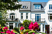 Häuser und Stadtvillen in den schönen Straßen der renommierten und bevorzugten Ortsteile Harvestehude und Rotherbaum in der Nähe der Außenalster während der Rhododendronblüte , Hamburg, Deutschland