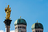 Die Mariensäule und im Hintergrund die Türme der Frauenkirche, Dom zu Unserer Lieben Frau, München, Bayern, Deutschland