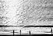 Personen am Strand vom Golf von Mexiko als Silhouette aus einem Hochhaus gesehen, Ft. Myers Beach, Florida, USA