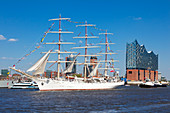 Segelschiff Dar Mlodziezy bei der Auslaufparade, Hafengeburtstag, Blick zur Elbphilharmonie, Hamburg, Deutschland