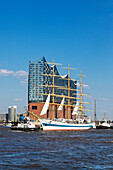 Segelschiff Mir bei der Auslaufparade, Hafengeburtstag, Blick zur Elbphilharmonie, Hamburg, Deutschland