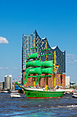Segelschiff Alexander von Humboldt II bei der Auslaufparade, Hafengeburtstag, Blick zur Elbphilharmonie, Hamburg, Deutschland