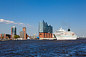 Kreuzfahrtschiff Amadea beim Auslaufen, Blick zur Elbphilharmonie, Hamburg, Deutschland