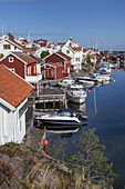 Häuser am Hafen von Grundsund auf Insel Skaftö, Bohuslän, Västra Götalands Län, Südschweden, Schweden, Nordeuropa, Europa