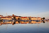 Blick von Koö auf Marstrand mit Festung Carlsten auf Insel Marstrandsö, Bohuslän, Västra Götalands Län, Südschweden, Schweden, Nordeuropa, Europa