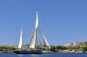 Segelboot bei Hjuvik auf Insel Hisingen in den Schären, Göteborg Skärgården, Bohuslän, Västergötland, Götaland, Västra Götalands län, Südschweden, Schweden, Nordeuropa, Europa