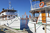 Schiffsmuseum Maritiman im Hafen Lilla Bommen dahinter Hafen Lindholmen, Göteborg, Bohuslän, Västra Götalands län, Südschweden, Schweden, Skandinavien, Nordeuropa, Europa